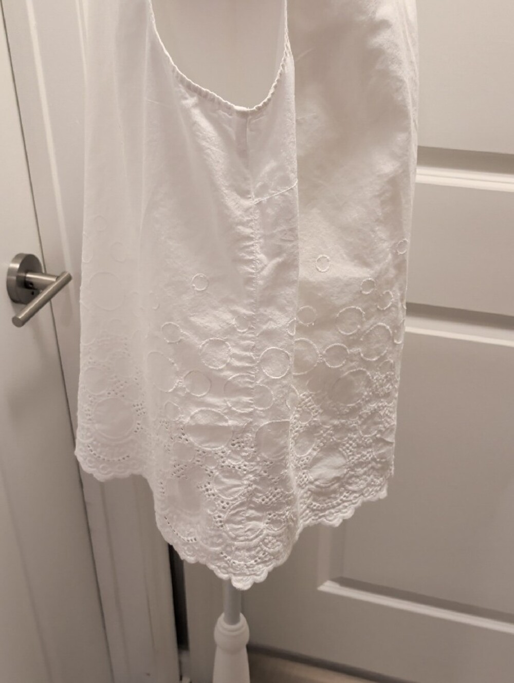 MADISON STUDIO Size 18W- Pre-Owned Stunning White Sleeveless Eyelet Neck Top - Picture 8 of 10
